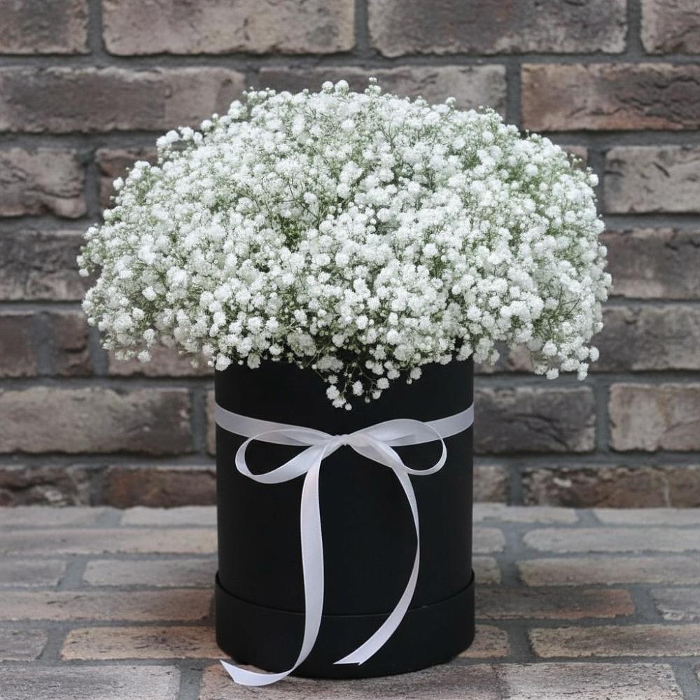 Цветочная композиция из Гипсофила в шляпной коробке в Лесном Рязанской области