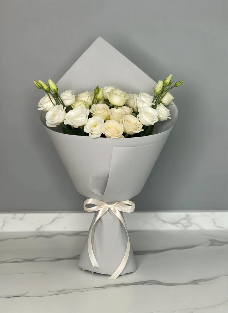 Букет цветов из: Розы и Лизиантусы в Лесном Рязанской области