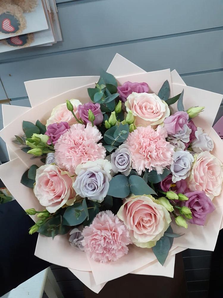 Букет цветов из: Розы, Гвоздики и Лизиантусы в Лесном Рязанской области