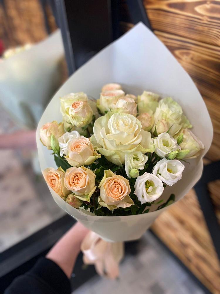 Букет цветов из: Розы и Лизиантусы в Лесном Рязанской области