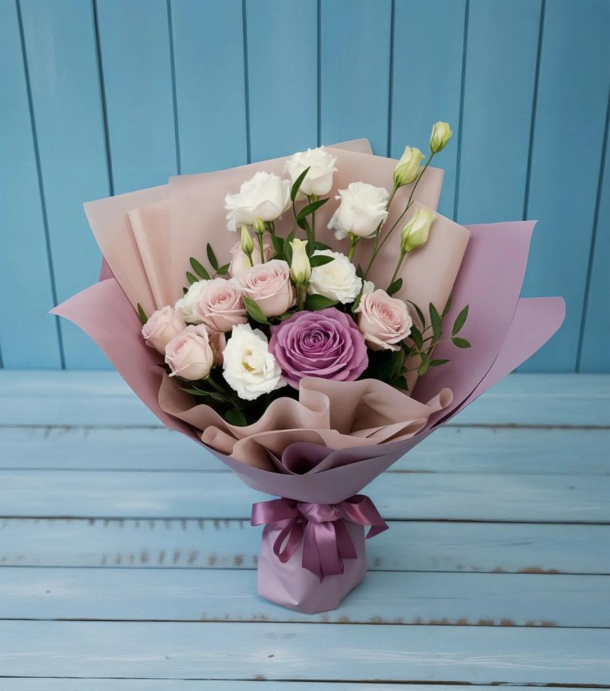 Букет цветов из: Розы и Лизиантусы в Лесном Рязанской области